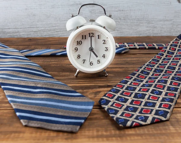 Neuf Cinq Heures Travail Concept Affaires Avec Réveil Vintage Cravates — Photo