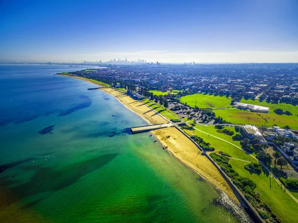 Melbourne Cbd Gökdelenleriyle Elwood Yakınlarındaki Kıyı Şeridi Manzaralı Açık Güneşli — Stok fotoğraf