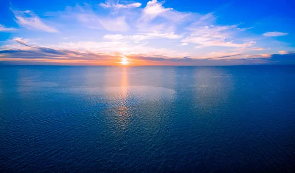 Matahari Terbenam Atas Lautan Matahari Terbenam Minimalis Panorama Udara — Stok Foto