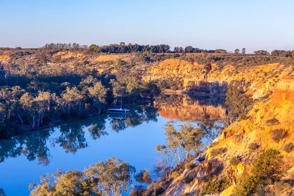 Piaskowiec Erodujący Klify Nad Łodzią Zacumował Murray River Zachodzie Słońca — Zdjęcie stockowe