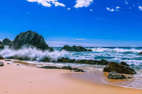 Onde Oceaniche Che Infrangono Bellissime Rocce Frastagliate Sulla Spiaggia Una — Foto Stock