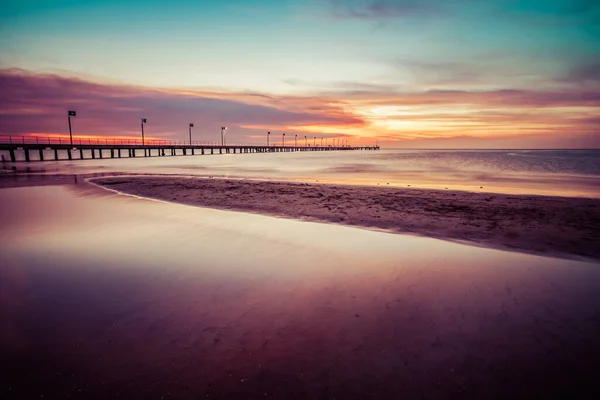 Superficie Liscia Dell Acqua Molo Nei Colori Arancio Tramonto — Foto Stock