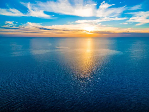 Минималистский Морской Закат Над Спокойным Морем — стоковое фото