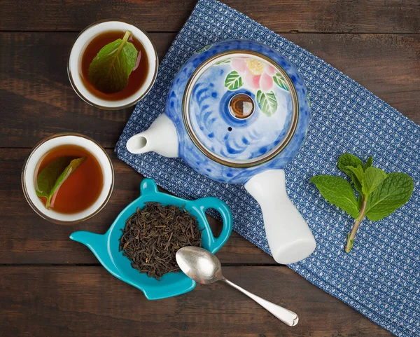Çaydanlıklı Tam Yaprak Çayı Iki Bardak Havlu Ahşap Arka Plan — Stok fotoğraf