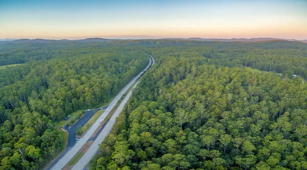 Autostrada Przechodząca Przez Las Obszarach Wiejskich Zachodzie Słońca — Zdjęcie stockowe