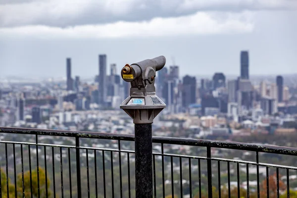 Koin Teropong Yang Dioperasikan Menghadap Kota Brisbane Dari Gunung Coot — Stok Foto