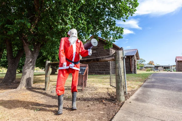 Boneka Santa Claus Besar Memegang Kotak Surat Pedalaman Australia — Stok Foto