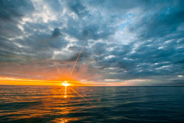 Minimalis Pemandangan Laut Awan Mendung Atas Air Laut Yang Tenang — Stok Foto