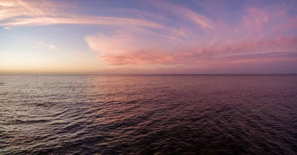 Luftpanorama Över Solnedgången Över Havet Bara Himmel Moln Och Vatten — Stockfoto