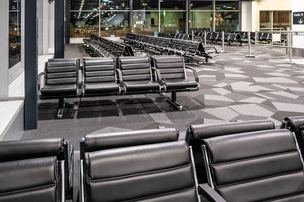 Lege Zwarte Stoelen Bij Luchthaven Gate Terminal — Stockfoto