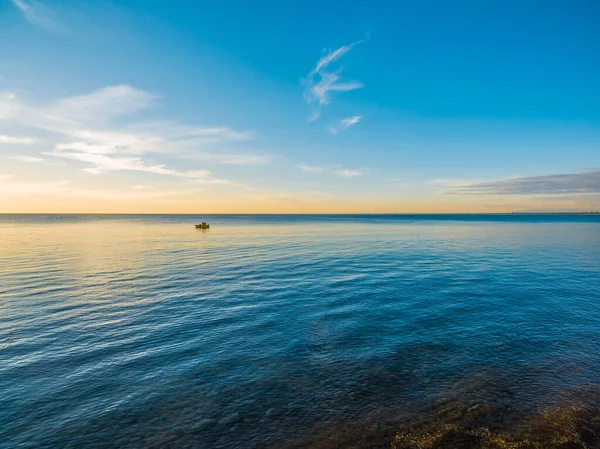 Lonely Pequeño Barco Pesca Flotando Aguas Poco Profundas Tranquilas Atardecer — Foto de Stock