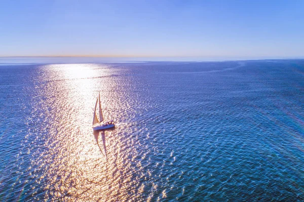 Voilier Solitaire Dans Les Eaux Occidentales Rétroéclairé Par Soleil Vue — Photo