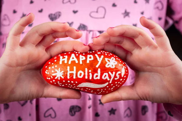 Niño Pequeño Mostrando Roca Pintada Rojo Felices Fiestas Saludos Letras —  Fotos de Stock