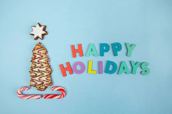 Weihnachtsbaum Keks Auf Blauem Hintergrund Mit Happy Holidays Text Draufsicht — Stockfoto