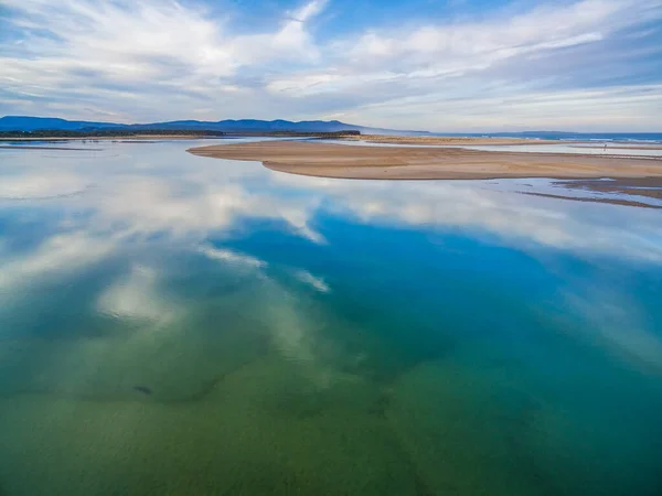 Flyglandskap Vacker Himmel Som Reflekteras Grunt Havsvatten Minimalistiskt Landskap Med — Stockfoto