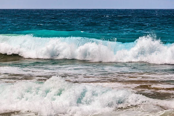 海岸近くで波を打ち砕く — ストック写真