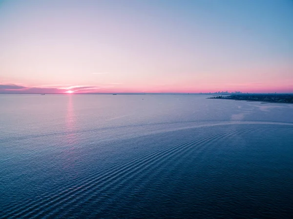 Luftaufnahme Eines Wunderschönen Sonnenuntergangs Über Dem Wasser Mit Wolkenkratzern Der — Stockfoto