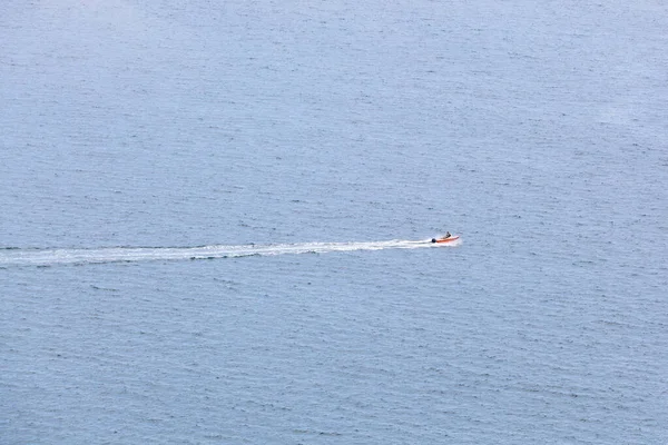 Kleines Rotes Boot Segelt Über Den Ozean Und Hinterlässt Wasserspur — Stockfoto