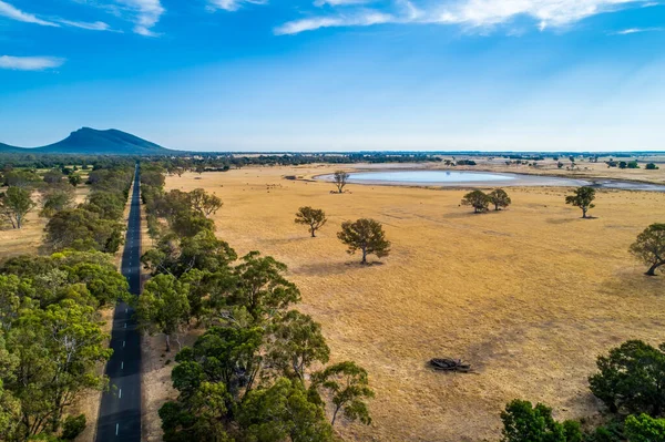 Prosta Wiejska Autostrada Prowadząca Góry Wśród Pól Drzew Australii — Zdjęcie stockowe