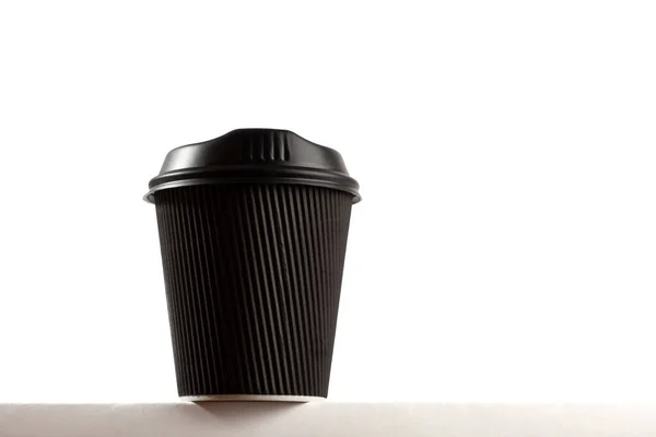 コピースペース付きブラック使い捨てコーヒーカップ クローズアップヒーロールック — ストック写真