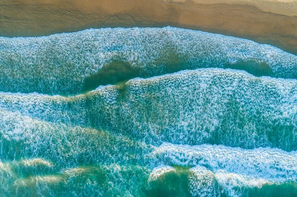 Pohled Dolů Oceánské Vlny Buší Pobřeží Letecký Pohled — Stock fotografie