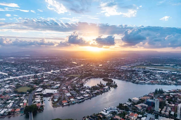 โกลด โคสต และแม Nerang พระอาท มมองทางอากาศ รูปภาพสต็อก