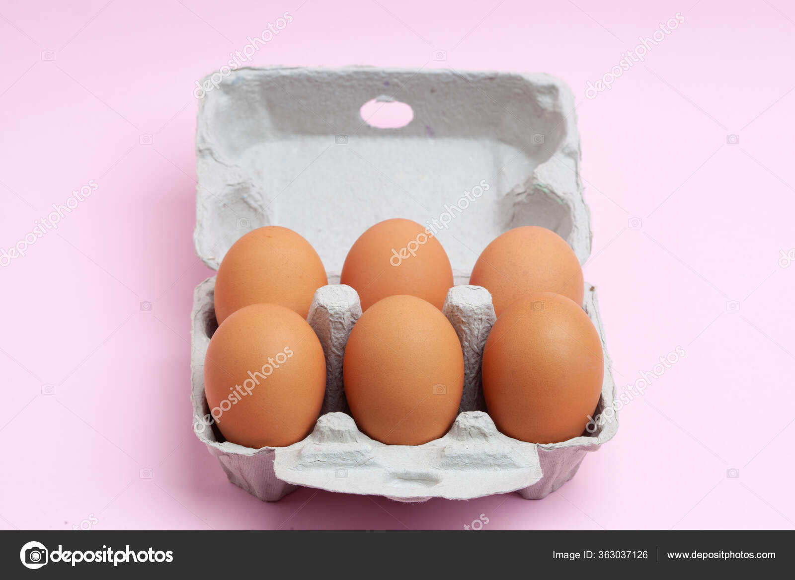 яйца в упаковке на белом фоне. девочка купила дюжину яиц. набор hatchimals 7 дюжина яиц spin master. упаковка для яиц. открытое яйцо.