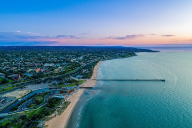 Frankston rıhtımı ve Mornington yarımadasının hava manzarası Melbourne, Avustralya 'da alacakaranlıkta