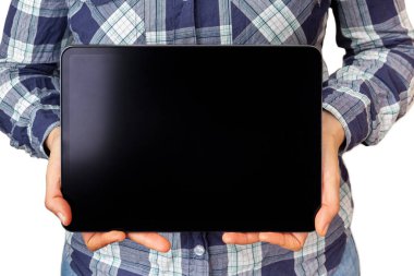 Siyah tableti fotokopi alanı ile yatay doğrultuda tutan kadın orta bölümü