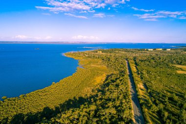 Avustralya 'nın Mornington Yarımadası' ndaki kıyı sulak alanları ve Woolleys yolunun hava manzarası.