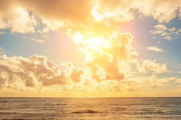 Matahari Terbenam Yang Cerah Atas Air Laut Yang Tenang Lanskap — Stok Foto