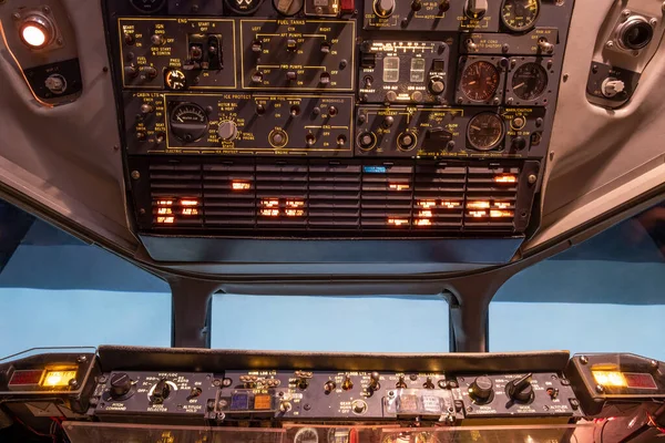 Detailshot Van Oude Cockpit Van Vliegtuigsimulator — Stockfoto