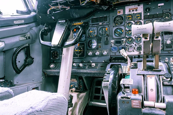 ヨークとノブと古い航空機のコックピットのクローズアップビュー — ストック写真