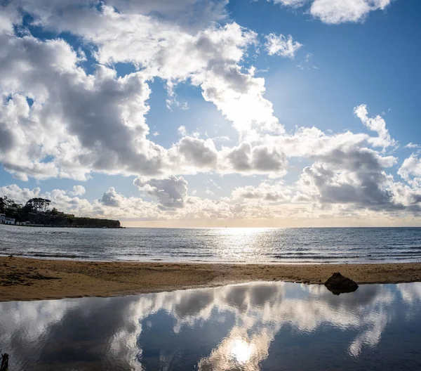 Sun Shining Clouds Reflecting Low Tide Sea Water Beach — Stock Photo, Image