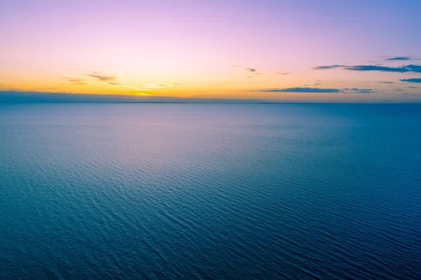 Matahari Terbenam Yang Indah Atas Air Yang Tenang Dengan Ruang — Stok Foto
