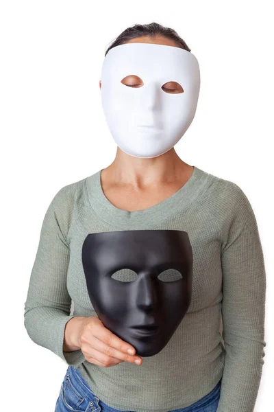 Mulher Branca Usando Máscara Branca Enquanto Segurava Uma Máscara Preta — Fotografia de Stock