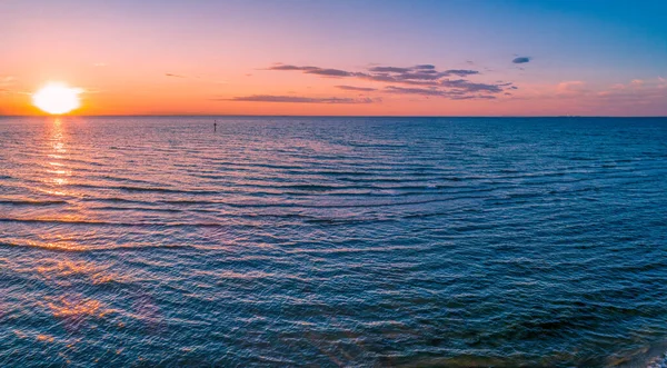 Denizin Üzerinde Batan Güneşin Hava Manzarası — Stok fotoğraf