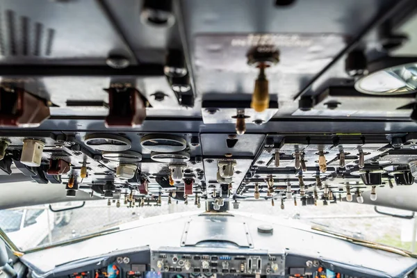 Veel Schakelaars Vliegtuig Cockpit Plafond Ondiepe Focus — Stockfoto
