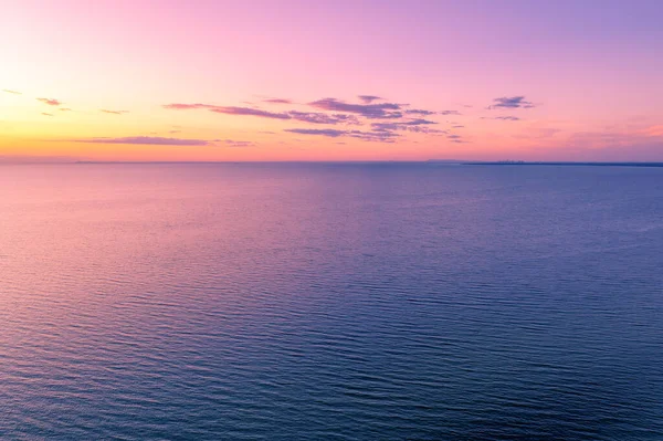 Suyun Üzerinde Canlı Mor Turuncu Günbatımı Kopyalama Alanı Olan Hava — Stok fotoğraf