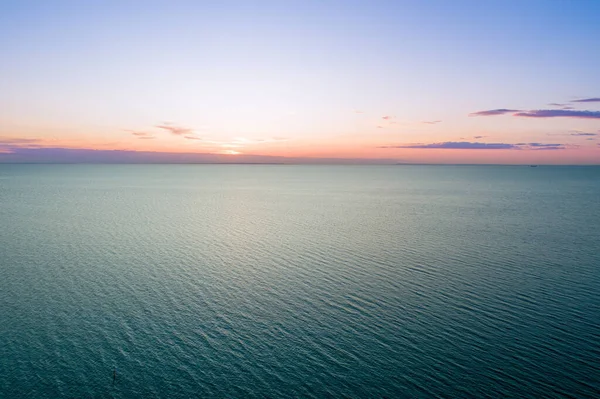 Minimalista Crepuscolo Aereo Paesaggio Marino Con Spazio Copia Acqua Cielo — Foto Stock