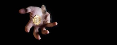 Beyaz erkek eli iki bitcoin atıyor. Kopya alanı olan dar bir pankart.