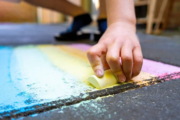 Kindertekening Regenboog Met Krijt Trottoir Met Ondiepe Focus — Stockfoto