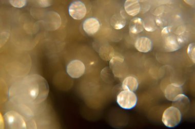 Parlak soyut arkaplan, şenlikli sönmüş ışıklar, altın bokeh.