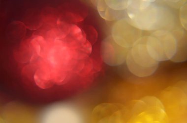 Parlak soyut arkaplan, kırmızı ve altın renkli şenlikli sönmüş ışıklar..