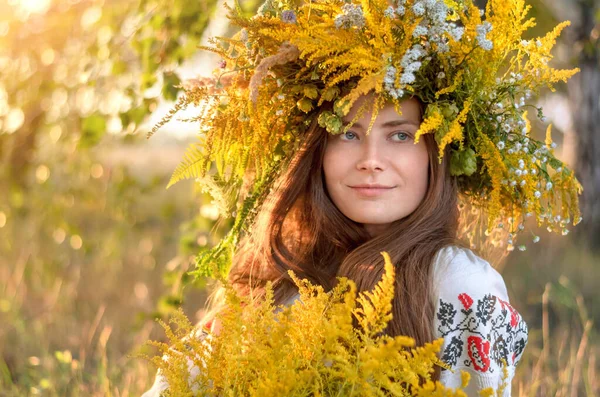 Retrato joven hermosa mujer en una corona de flores silvestres y camisa bordada — Foto de Stock