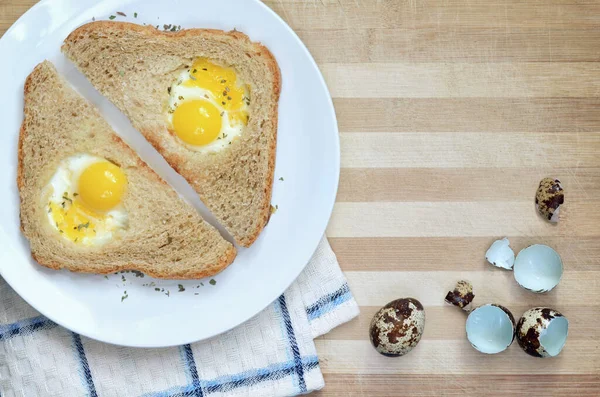 Beyaz tabakta kızarmış bıldırcın yumurtalı sandviç. — Stok fotoğraf