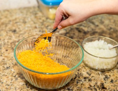 Servis kasesinden öğütülmüş çedar peyniri.