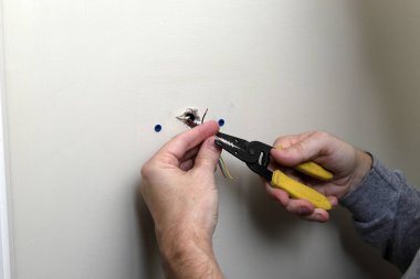 Kurulum sırasında duvardan çıkan, bir HVAC ünitesi ile kullanılan termostat için kontrol kablosunun yakın plan görüntüsü