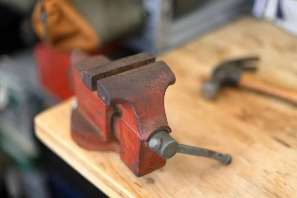 Vintage Vise Rojo Viejo Banco Trabajo Madera Con Herramientas Martillo — Foto de Stock