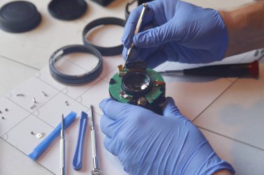 Küçük hassas elektronik aletlerin el tamiri